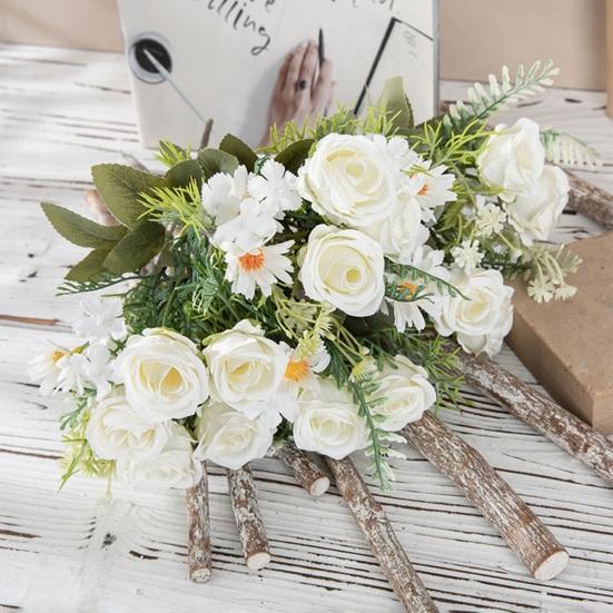 Wunderschöner künstlicher Blumenstrauß aus mehreren Schichten, farbenfroh und dekorativ