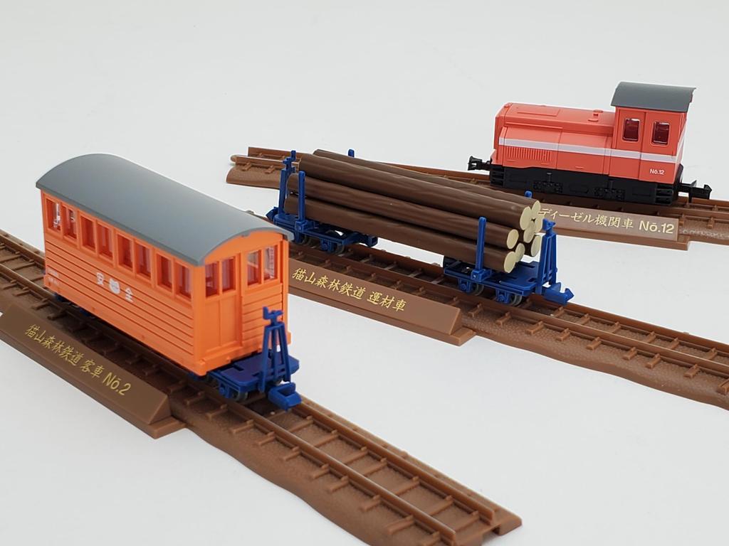 Eisenbahn-Sammlung Tetsuro Schmalspur 80 Katze Berg Wald Eisenbahn Diesellokomotive mit Weißem Personen- und Holztransportwagen B Diorama Zubehör