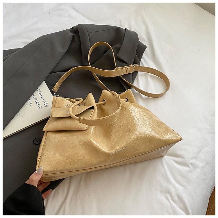 

Корейская версия нишевой модной сумки-мессенджера высокой стоимости 2025 лето новая однотонная нишевая простая повседневная сумка через плечо хаки