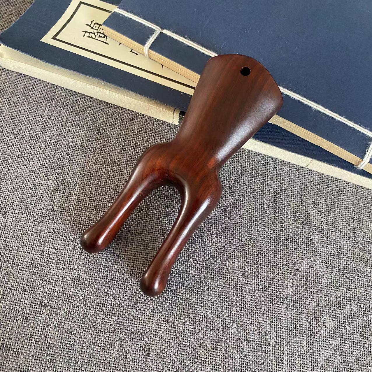 

Палисандровый скребок для носа из рога носорога - Портативный, изысканное мастерство для прочищения меридианов и массажа акупунктурных точек.