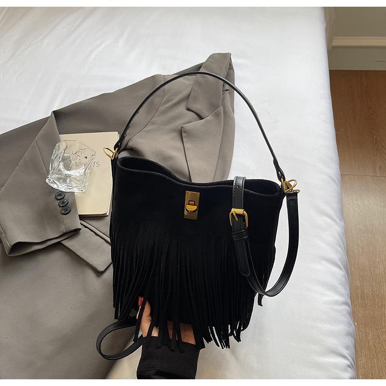 

2025 autumn popular desert retro trendy niche suede surface fringed bag portable shoulder crossbody bucket bag чёрный