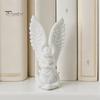 Sculpture d'Ange de Bureau Imprimée en 3D Statue à Genoux, Figurine Cupidon Pleurant avec des Ailes Délicates, Ornement Décoratif Compact Blanc Mat pour la Maison