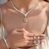 Elegante Tropfen-Anhänger-Halskette & Ohrringe mit eingelegtem Diamanten - Exquisites Dreiteiliges Schmuckset