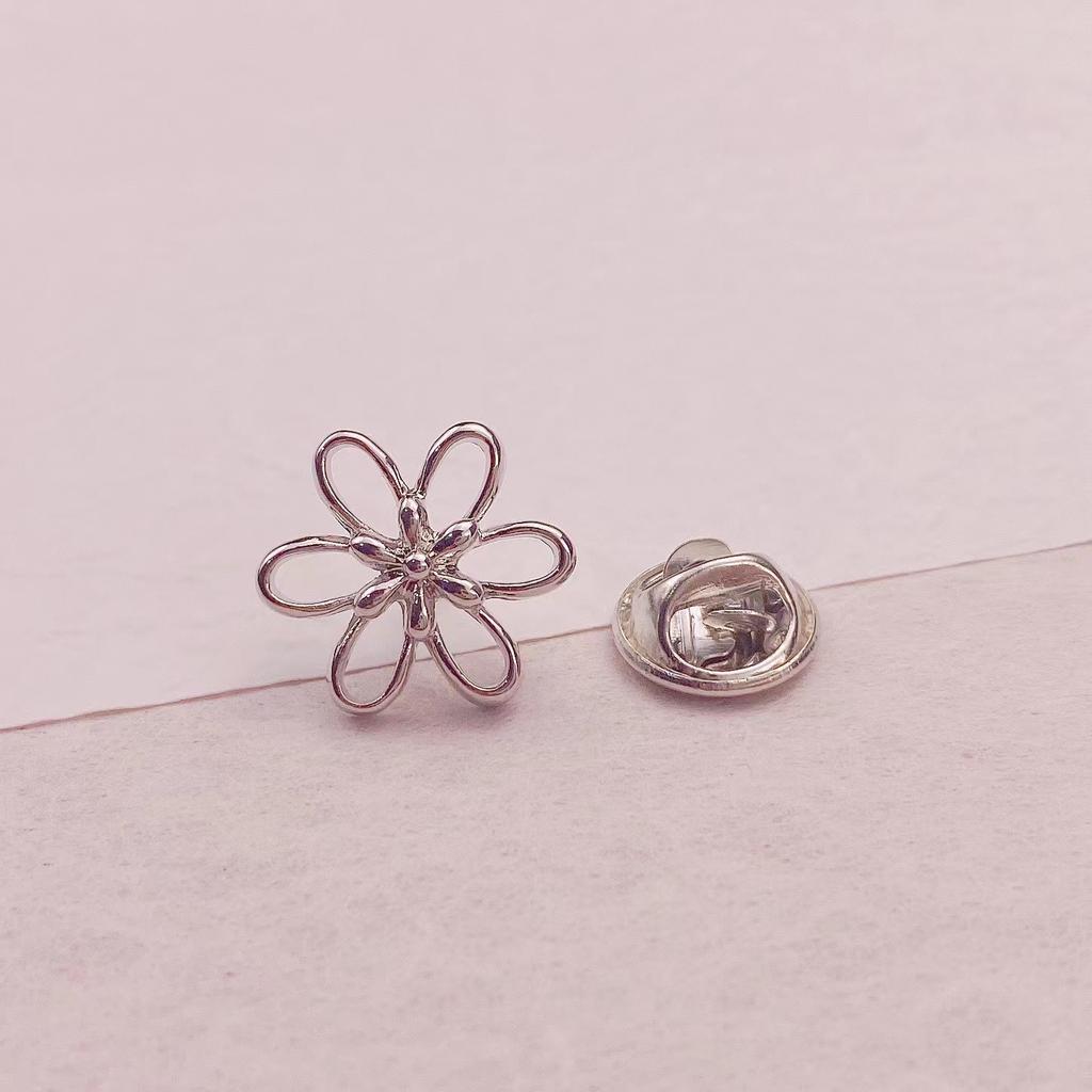 Personality Hollow Metal Brooch Anti Exposure V-neck Buckles Accessories Versatile Small Brooch Pin Coat Buttons Ornaments Gifts