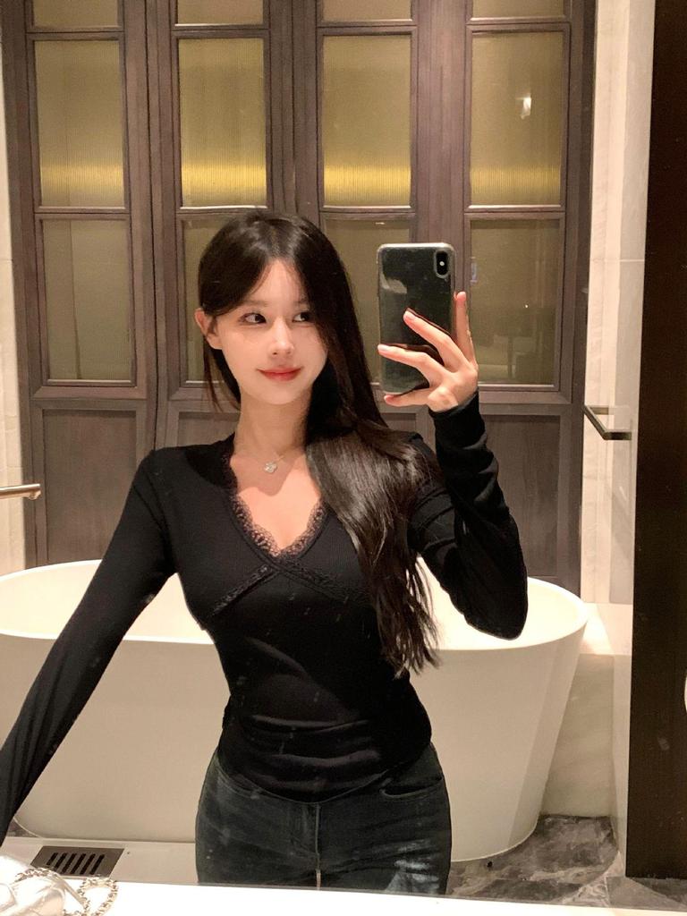 Women's Spring & Autumn Lace Trim V-Neck Slimming Shirt: Elegant & Chic