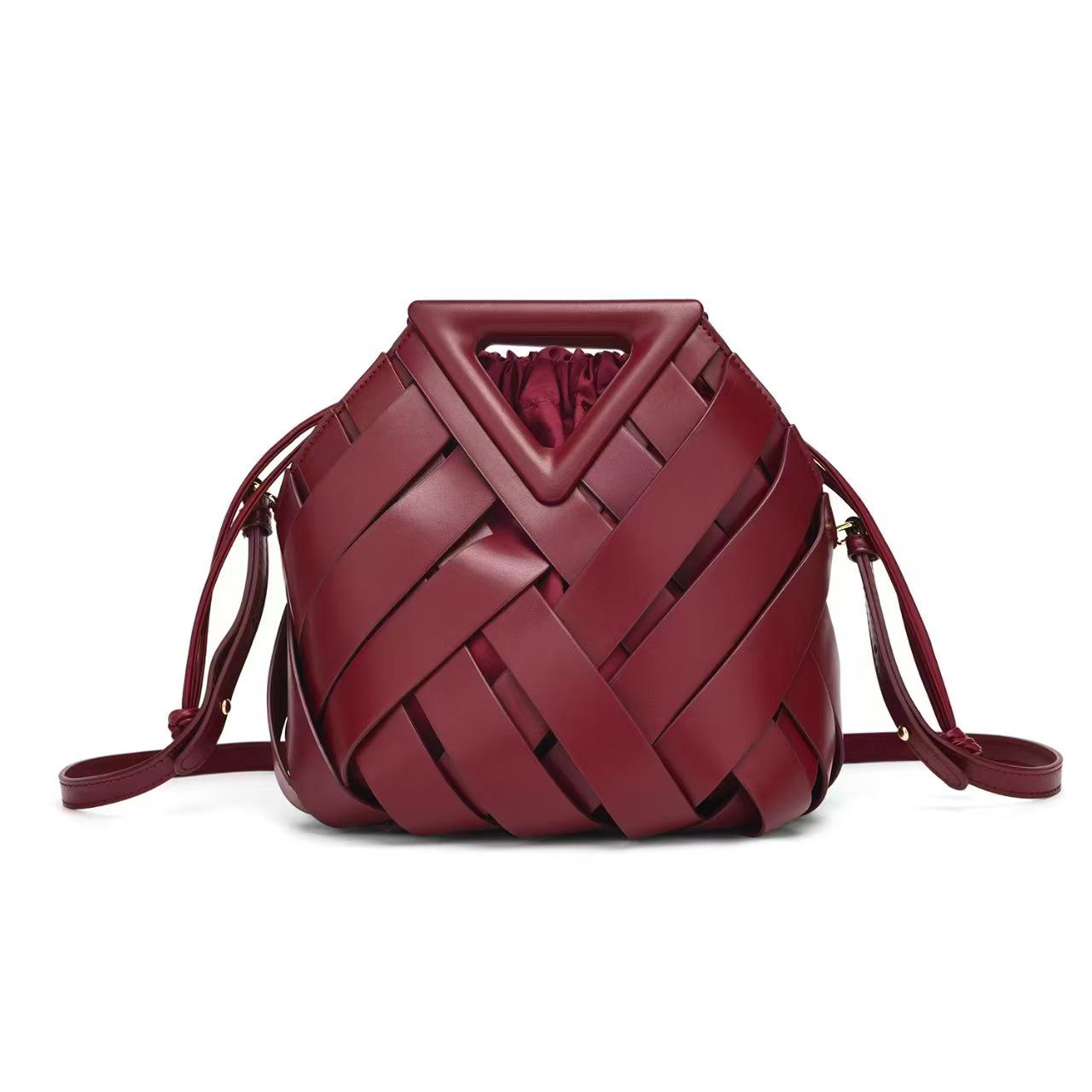 

Женская плетеная сумка большой вместимости с треугольной магнитной застежкой - ажурная сумка кроссбоди и на плечо для модных мам и дочерей