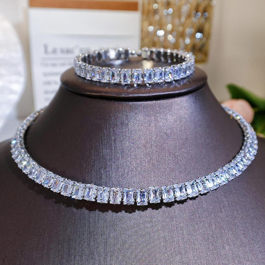 CMM högkvalitativt lyxigt glänsande fyrkantigt zirkonhalsband Krage Armband Mode 2-delat set Kvinnor Fest Bröllopssmycken