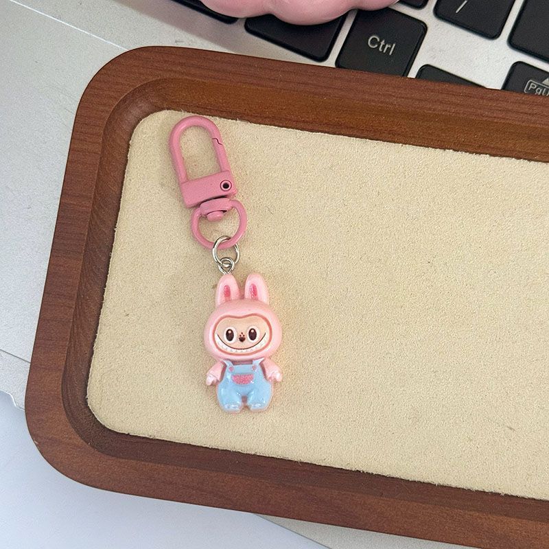 Niedliche Latzhose zum Hochziehen Anhänger Niedlich Cartoon Studenten Tasche Anhänger Geschenk