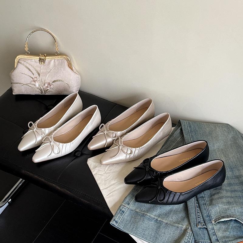 French retro bow pointed low heels women's 2025 spring and summer new beautiful skirt silver light mouth single shoes