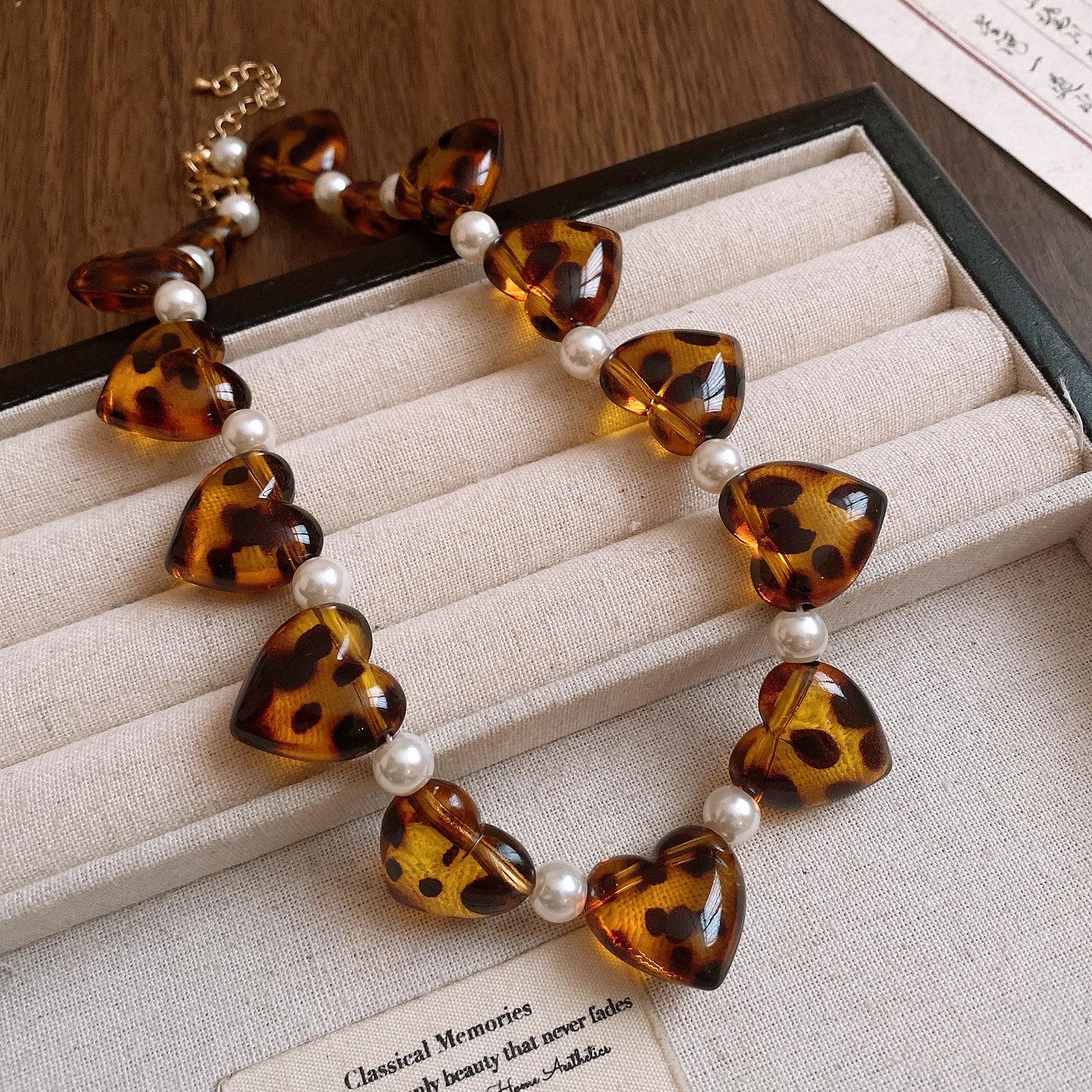 

Maillard style coffee color acrylic love beaded necklace collarbone chain retro versatile necklace women