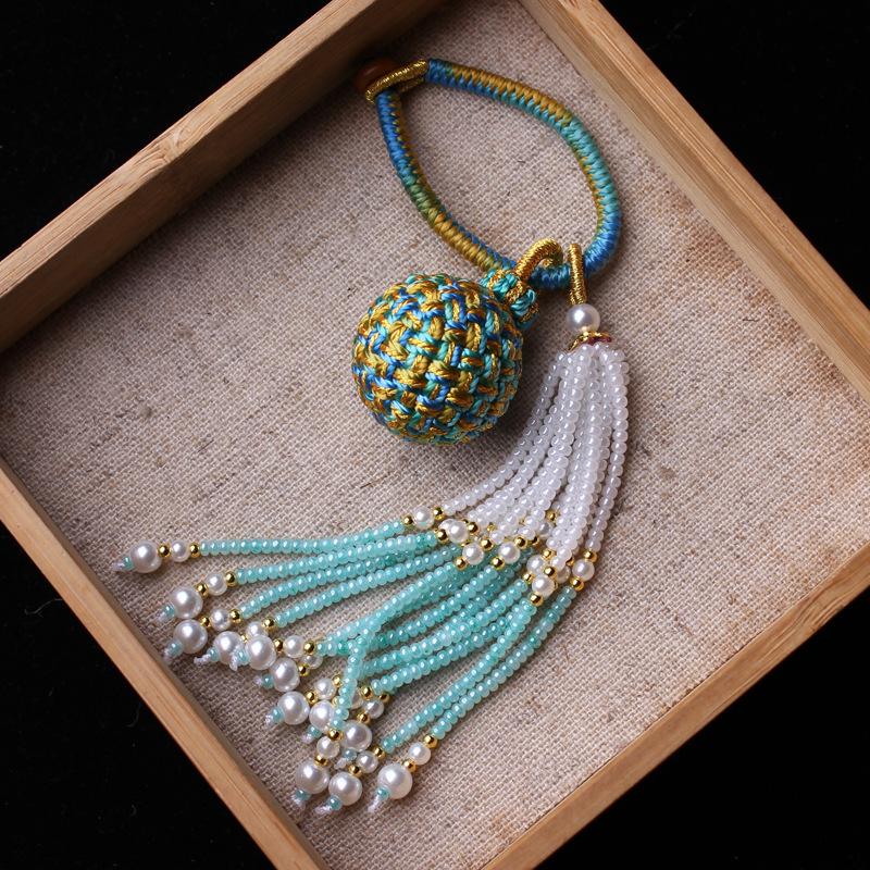 

Номер 16 Аксессуар-кисточка ручной работы с шариком-шармом, жемчугом и деталями из шпинели.