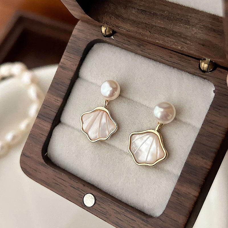 Fashion and romantic White Fritillaria Earring Light Luxury Elegant earrings for women Party Wedding High Quality