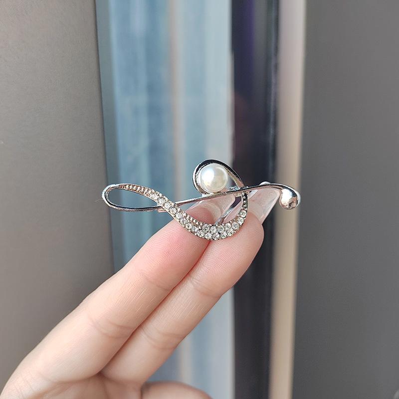 Kézzel festett zománc rózsaszín virág bross gyémántokkal - Retro állatminta