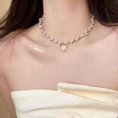 Elegante französische Perlen-Kamelien-Halskette: Hochwertiger vielseitiger Damen-Choker