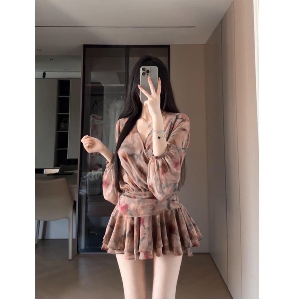 Plus Size French Retro V-neck Gradient Chiffon Dress - Waist-Cinching Pleated Short Skirt