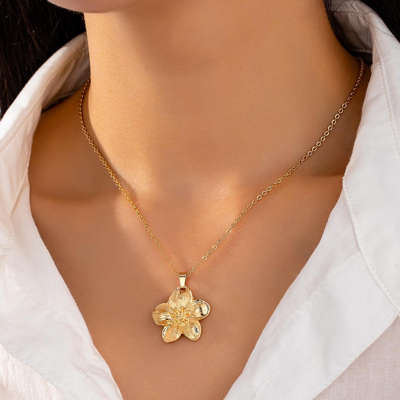 

Women s Necklace Zinc Alloy Flower Pendant Necklace Suitable for Daily and Holiday Wear