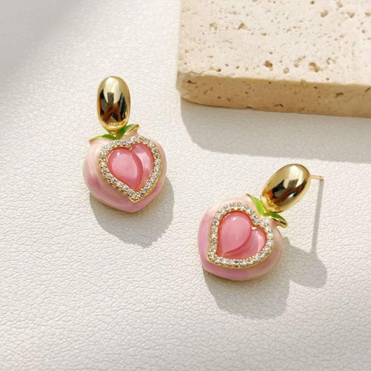 Super fairy pink love peach earrings, gentle and sweet earrings with personality, exquisite and sweet earrings.