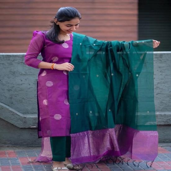 Women s Magenta Chanderi Silk Banarasi Boota Kurta with Emerald Green Pants and Dupatta Set S