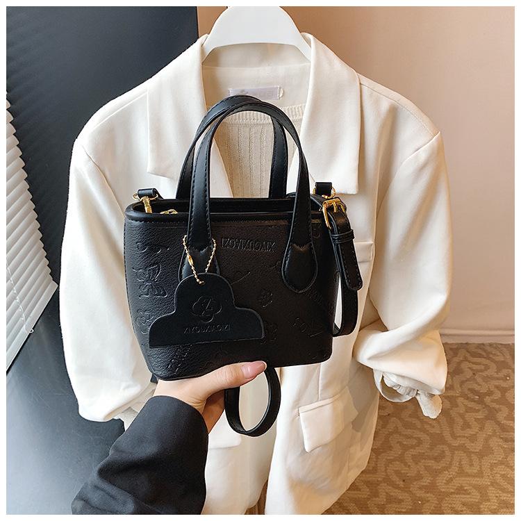 

Vegetable basket bag women s summer new niche design texture commuter bucket bag чорний