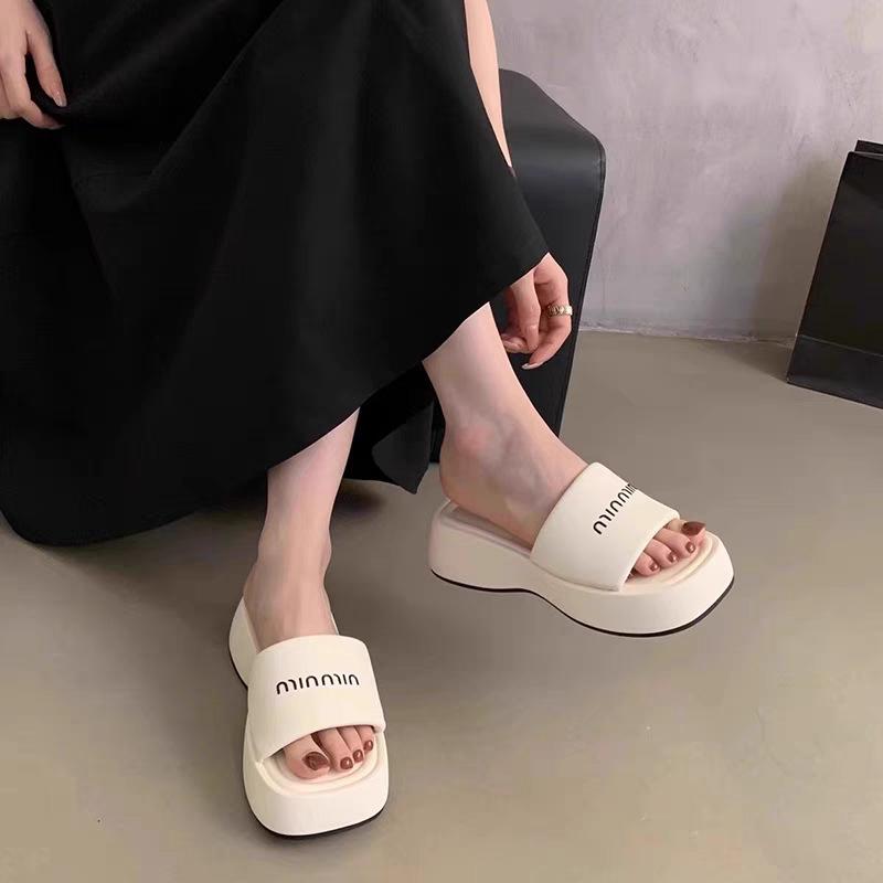 

Muffin thick bottom heightening cool slippers women s summer wear 2025 new beautiful skirt casual beach one-word drag 40