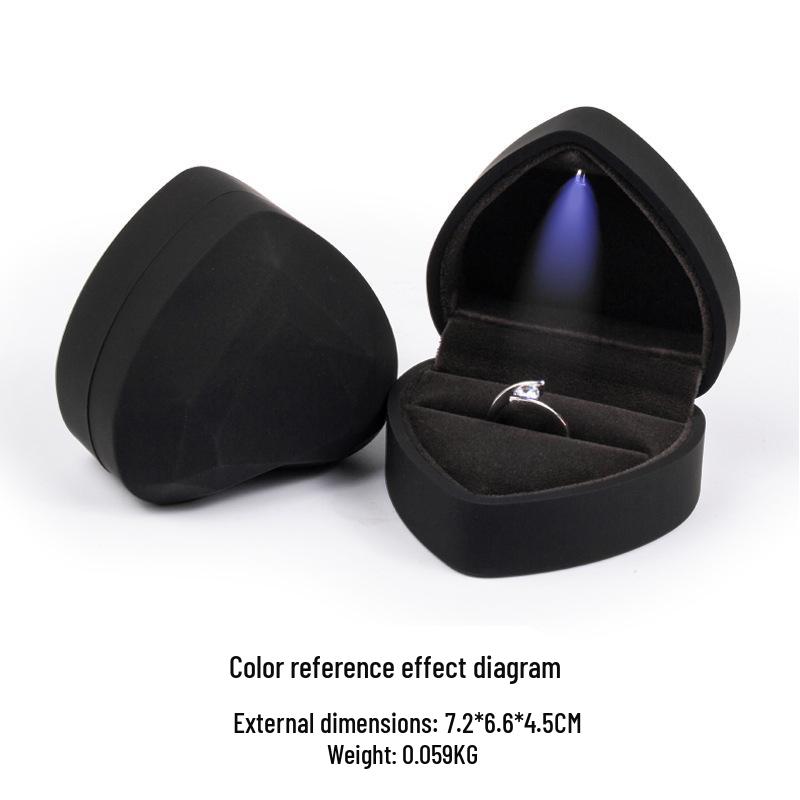 Elegant hjerteformet smykkeskrin med LED-lys for ring eller halskjede.