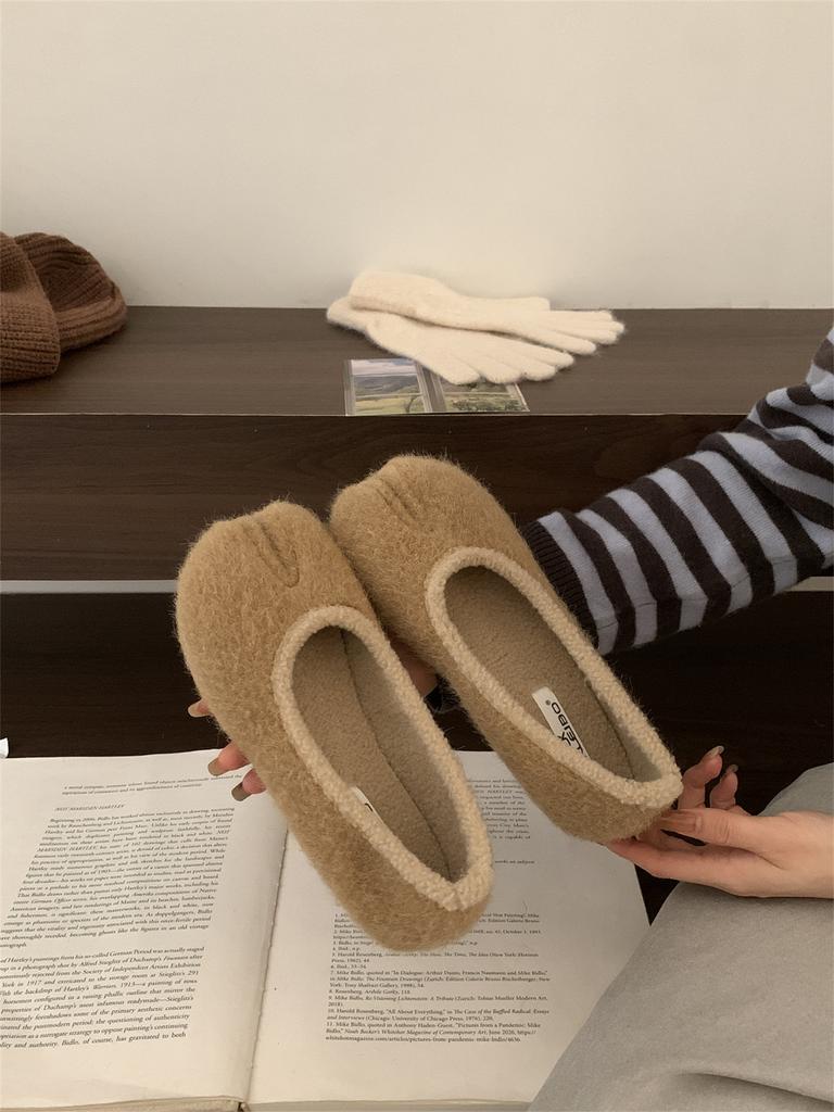 Retro rote einpedalige flachsohlige flauschige Schuhe für Damen zum Tragen im Herbst und Winter warme Samt-Beanie-Schuhe mit Zehentrenner Schweinsfüße Baumwollschuhe