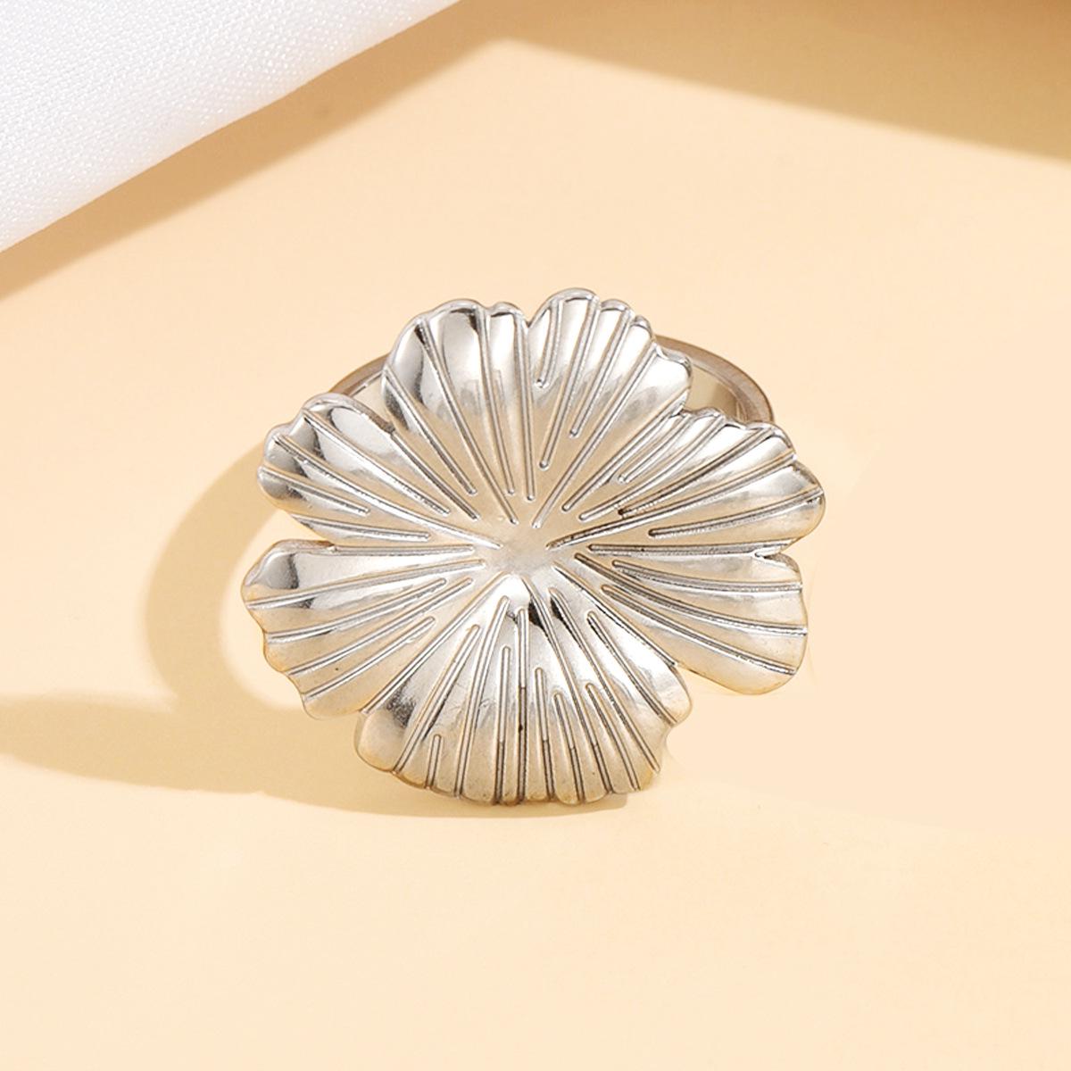 Elegant 18K Gold Vacuum-Plated Floral Stainless Steel Ring