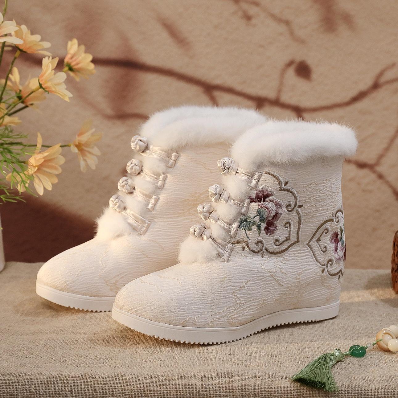 

[Облака] 2024 осень и зима новые женские сапоги Hanfu короткие сапоги внутренняя высота увеличивается мягкий низ вышитый бархат античный хлопок сапоги 41 белый