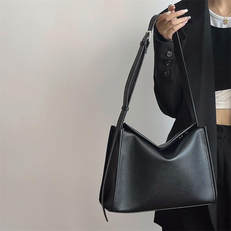 Wide shoulder strap crossbody bag women's 2025 new high-end texture simple soft leather messenger bag commuter versatile shoulder bag