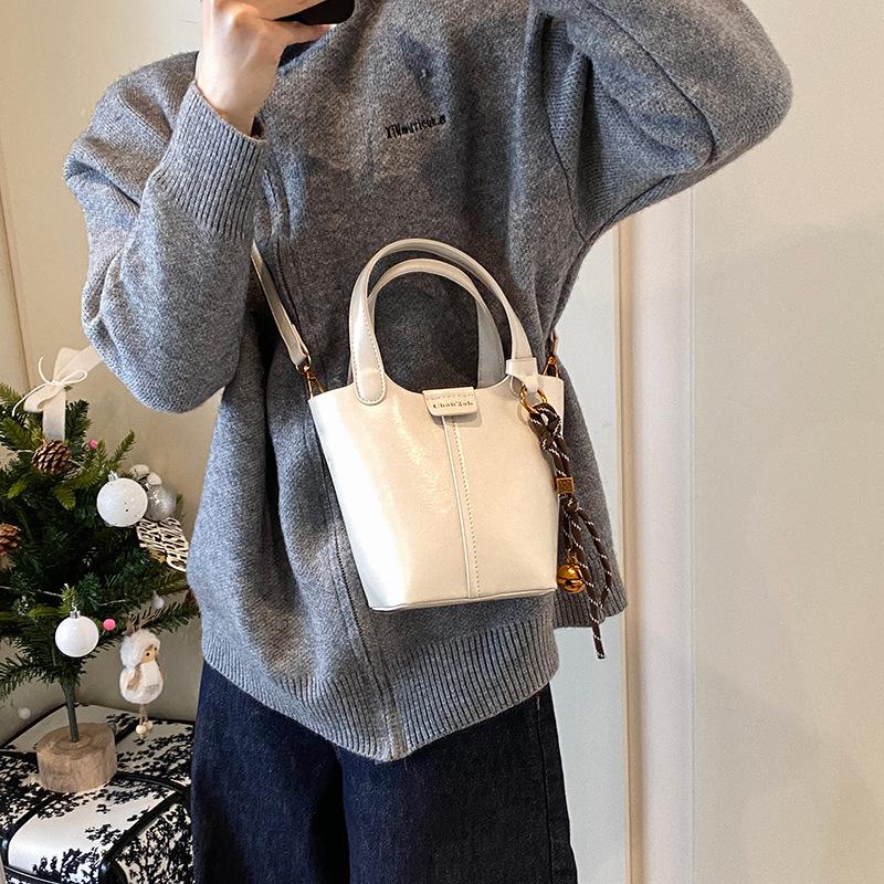 Premium texture retro small bag women's 2025 new popular fashion versatile messenger bag shoulder portable bucket bag