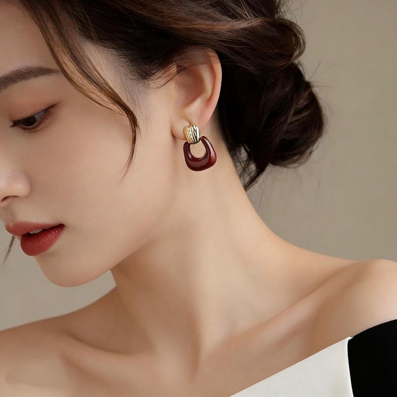 Gold Irregular Wine Red Circle Earrings for Women - Retro Hong Kong Style, High-End Light Luxury Stud Accessories