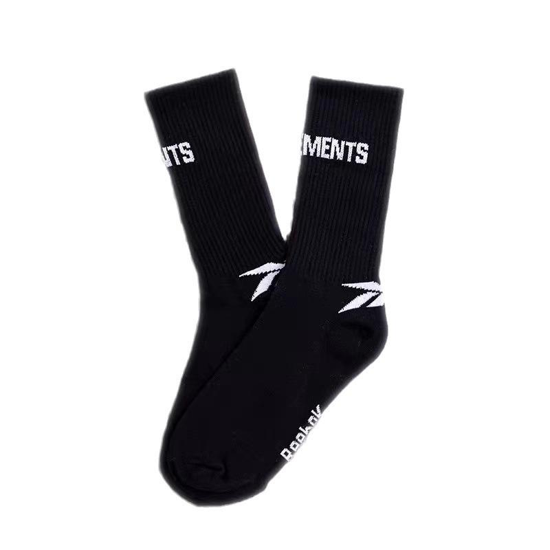 Trendy Brand Vete Classic Co-Branded Black And White Letter European And American Street Sports Socks Pure Cotton Mid-Leg Socks