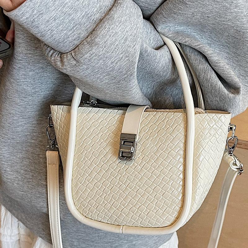 Niche Handbag Women's 2025 Summer New Korean Version Trend Bucket Bag Casual Simple Shoulder Messenger Women's Bag