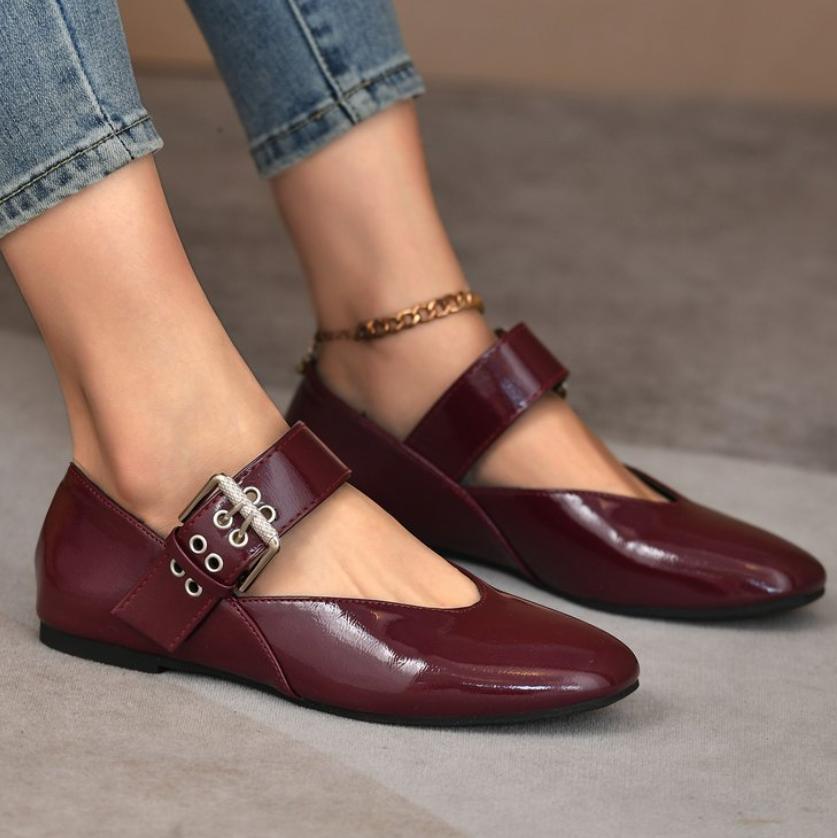 

Мода 2025 Весна/Лето Женские Новые Роскошный Бренд Пряжка Ремня Модная Плоская Пряжка Круглый Носок Мелкий Вырез Женские Большие сандалии 35 вино красного