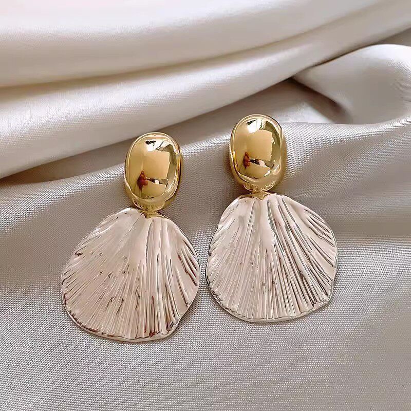 Fashion Light Luxury Temperament Fancy Pearl Shell Flower Stud Earrings Ins Women s Cold Style Vintage Earrings Metal Shell