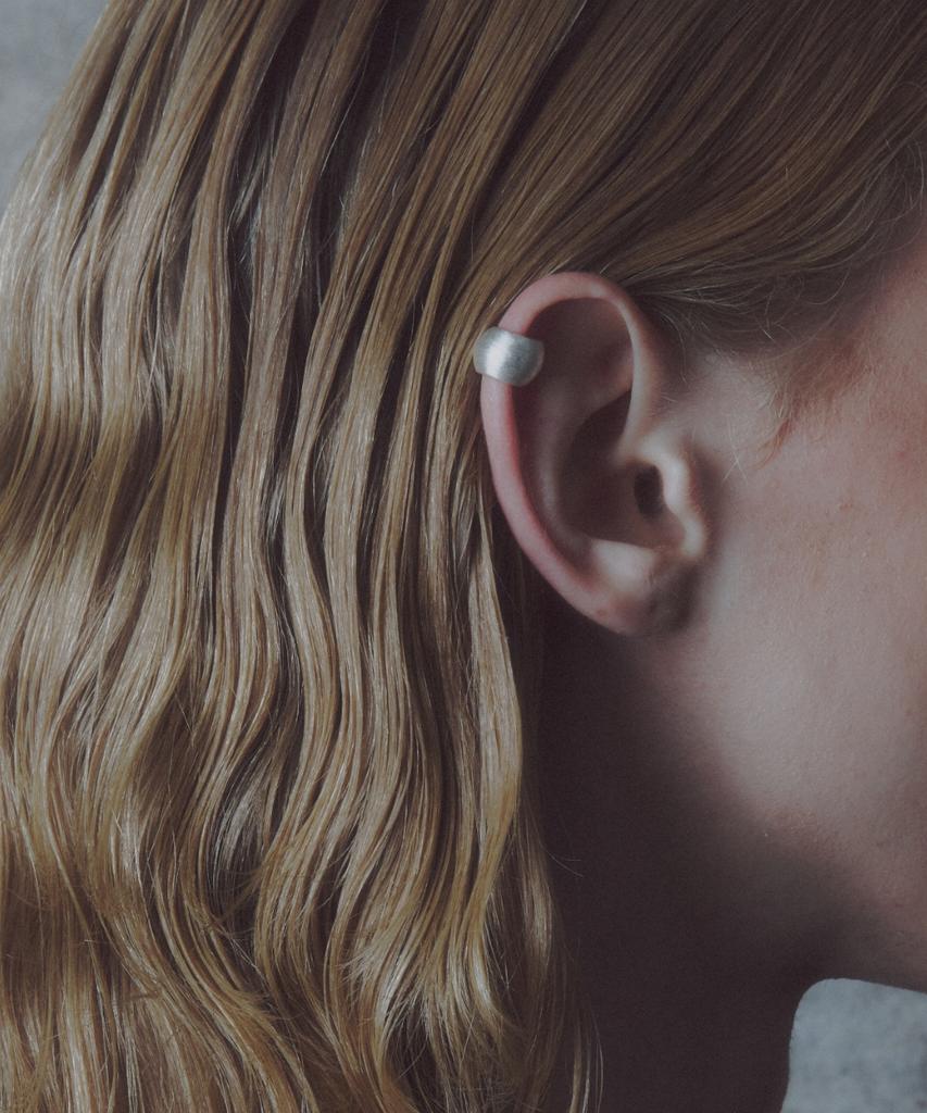 Thestillroom [Silver] #E2543 Dome Earcuff - Matte