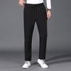 Papa porte un pantalon d'hiver en duvet et porte un pantalon thermique de sport business casual à taille haute. Pantalon en duvet d'oie droit pour hommes d'âge mûr