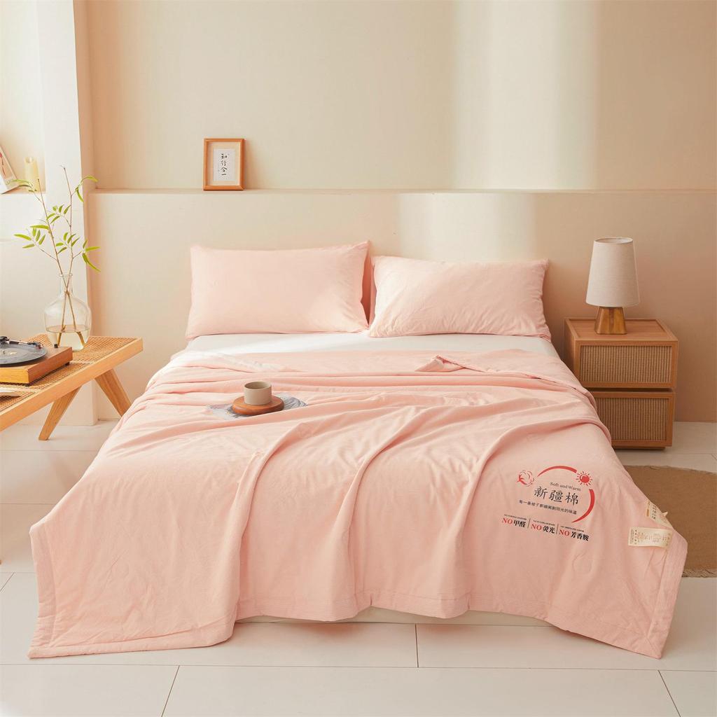 Machine-Washable Xinjiang Cotton Quilt for Summer, Spring, and Autumn