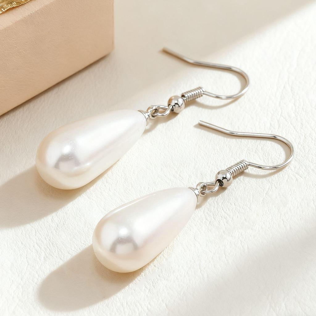 Waterdrop Pearl Earrings for Women: Elegant French Retro No-Pierce Ear Clips, Stylish & Versatile.