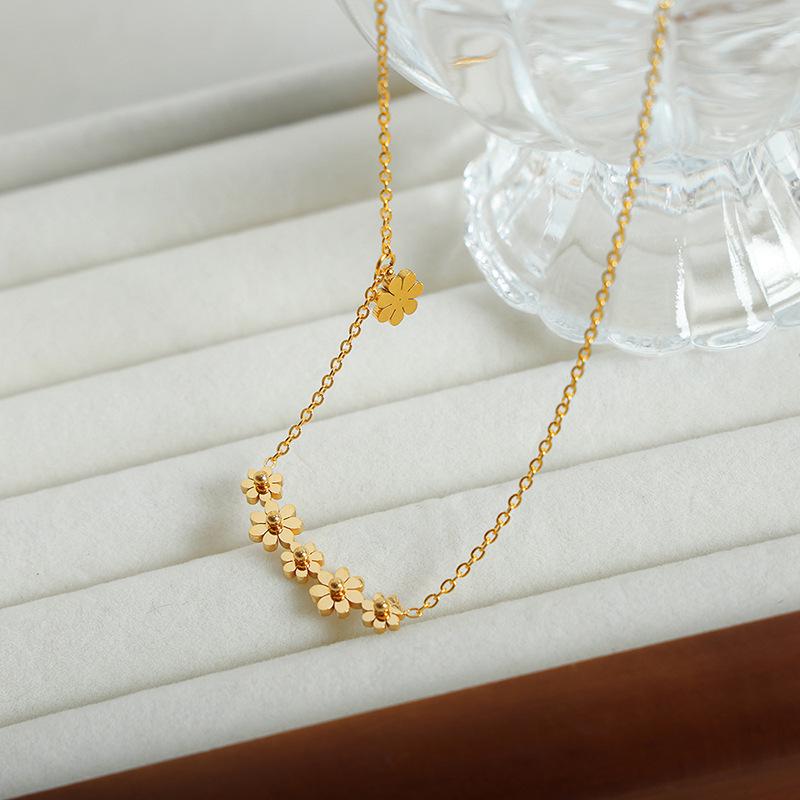 18K Gold Titanium Steel Classic Flower Pendant Necklace - Vintage, Elegant, Versatile, Niche Jewelry