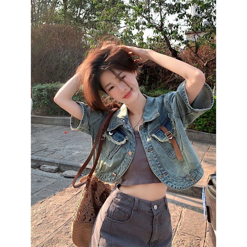 

Короткая джинсовая куртка Design sense с необработанными краями, женская летняя новинка 2023 года, новинка в стиле ретро, ​​свободный стиль с короткими рукавами и короткими рукавами