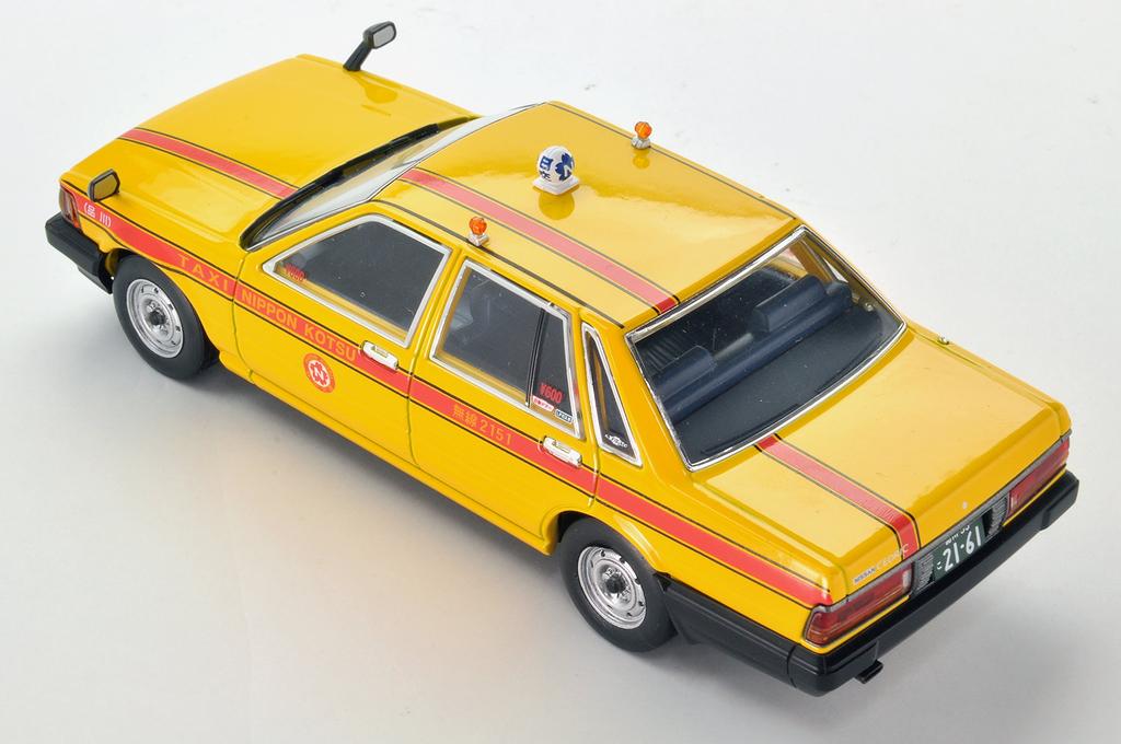 Tomica Limited Vintage Neo Nissan Cedric Taxi Finished Model 1/43 LV-N43-13b (Nihon Kotsu)