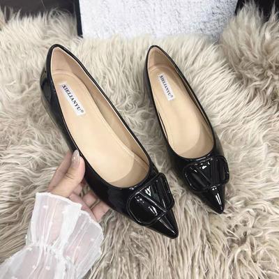 Puntige enkellaarsjes dames niche nieuwe lente en herfst lakleer werkschoenen, lage instap platte zool v gesp woon-werkverkeer temperament dames