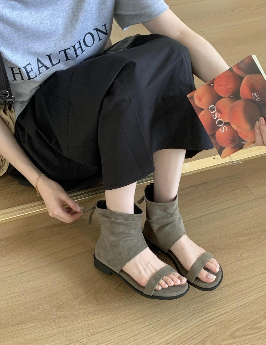 

2025 лето новая мода складки интернет-знаменитость флисовая кожа задняя молния крутые ботинки корейская версия с открытым носком толстый низкий каблук римские сандалии 39