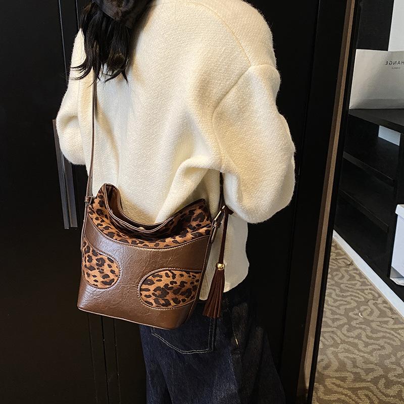2025 new bag fashionable retro handbag shoulder crossbody bucket bag women's bag