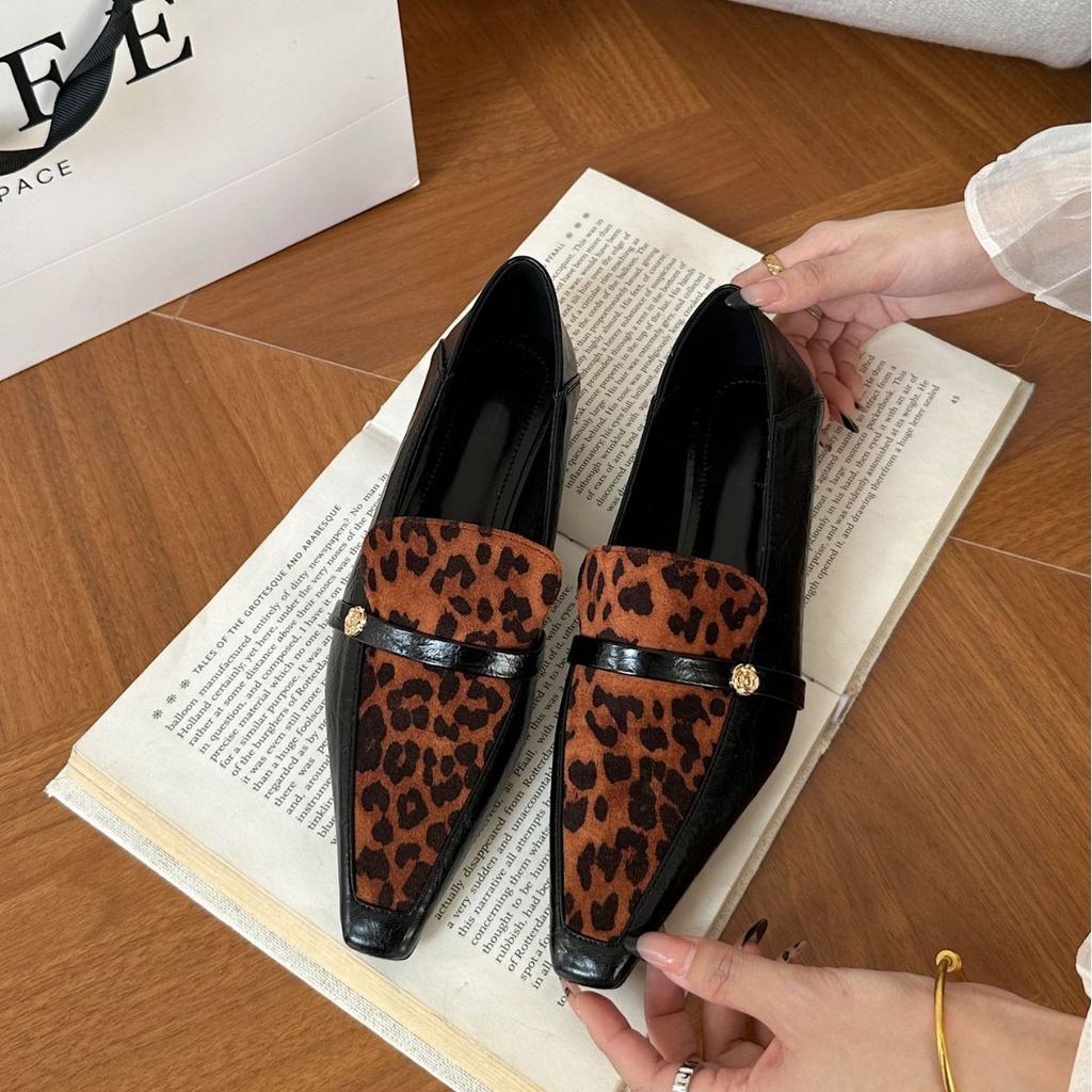 French retro single shoes women wear high-end pointed small leather shoes women's cream oilskin thick heel Mary Jane shoes women 2025
