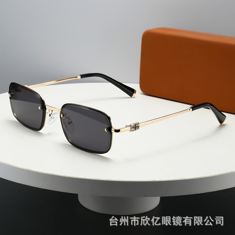 Metal small square sunglasses, European and American ins fashionable high-end sunglasses, trendy men and women wear sunscreen glasses