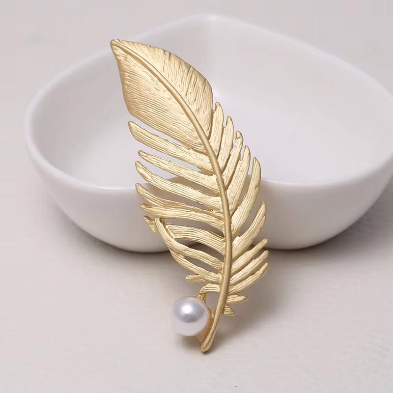 

Женская Мужская Мода Изысканная Брошь Значки из Перьев и Кристаллов Классическая Жемчужная Стразовая Булавка Аксессуары для Женской Одежды Пальто