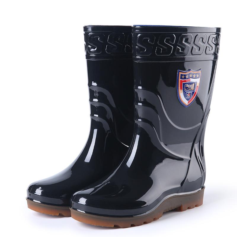 

Мужские средние резиновые сапоги нескользящие средние резиновые туфли три резиновые туфли новые 45 чёрный