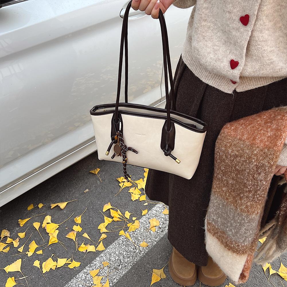 

Leather Shoulder Bag for Women with Pendant Shoulder Tote Handbag Trendy Purse Bag Stylish Tote Bag for Work Travel Party Gifts бежевий